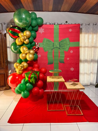 Decoração de Natal vermelha e verde com balões em Porto Velho